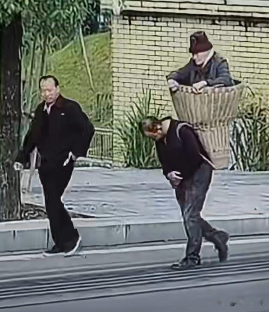 人间孝道：
兄弟二人轮流背自己89岁的母亲去医院，因为不能坐车，晕车[赞]
应该