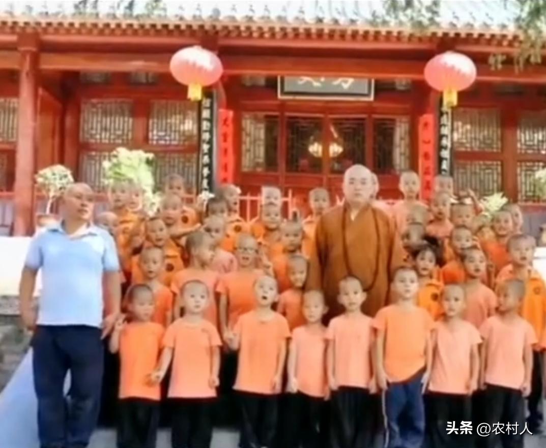 方丈释永信与年幼的学员，一张温馨的合影。孩子们把释永信围在中间，看得出来释永信在