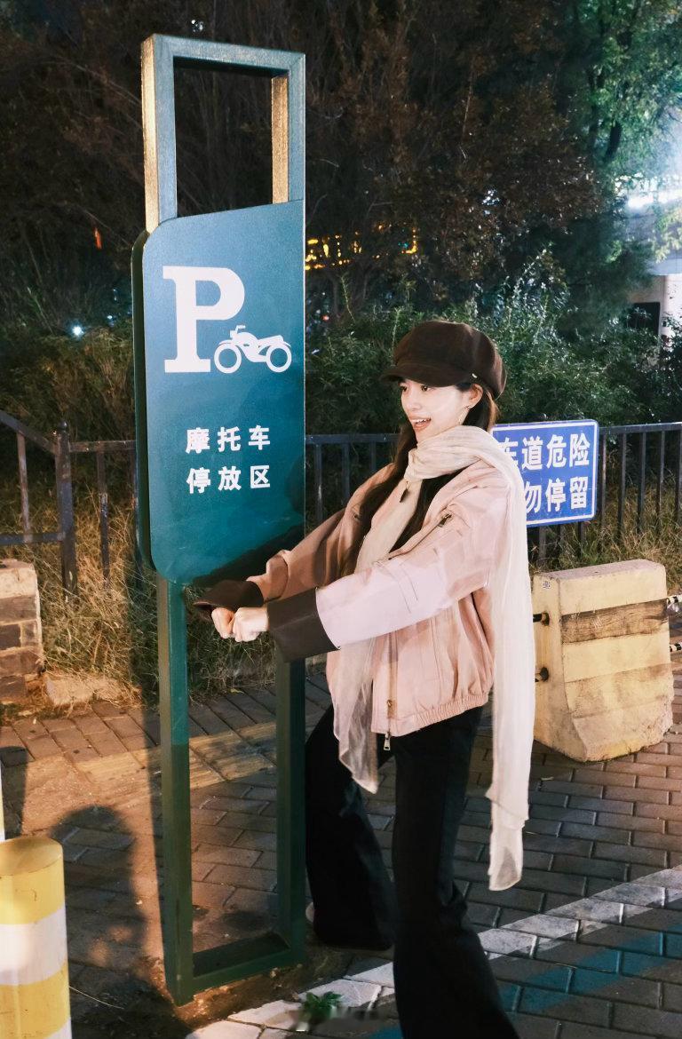 🛵车停这里  你怎么没戴头盔！ ​​​