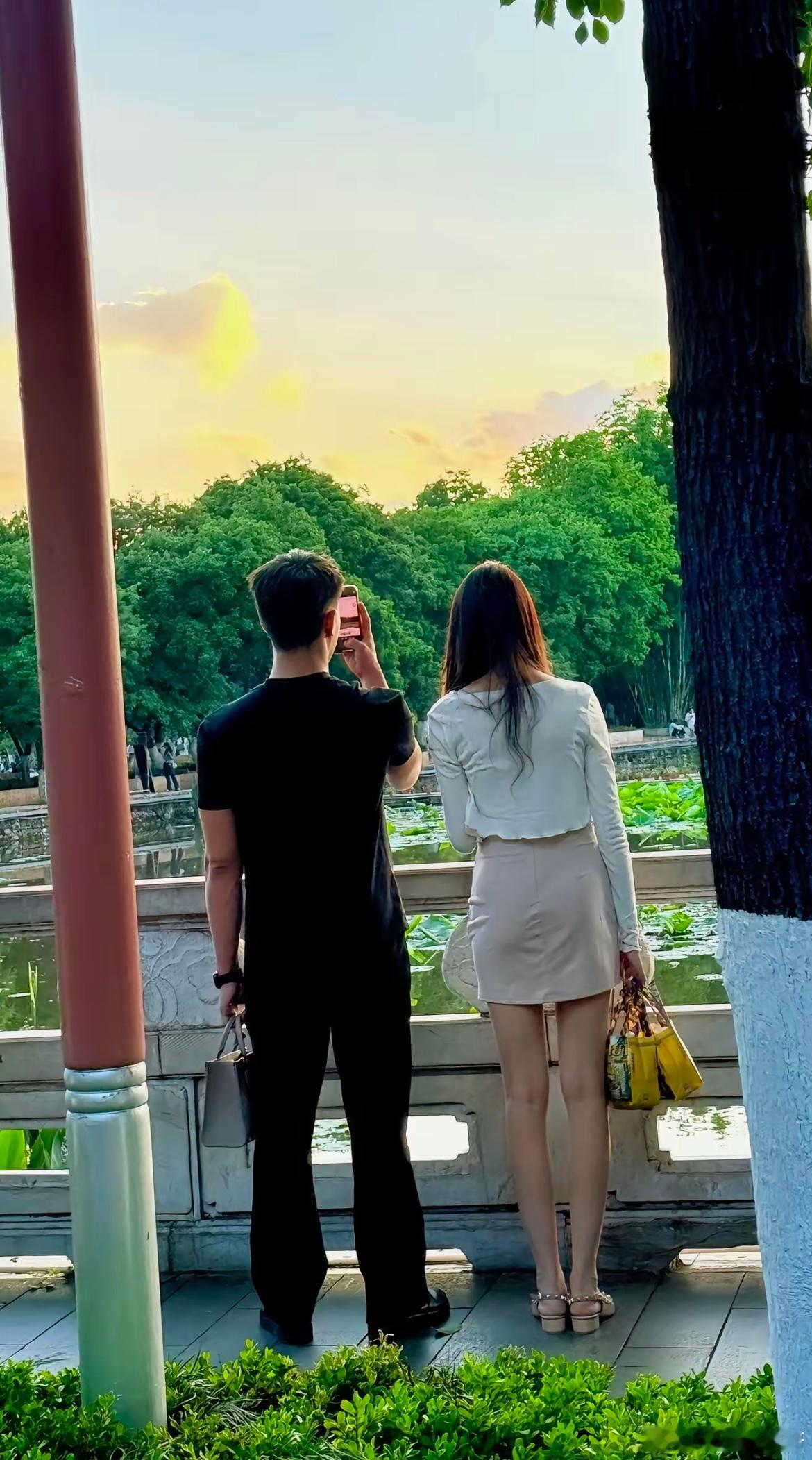 光看背影就觉得很般配的情侣 