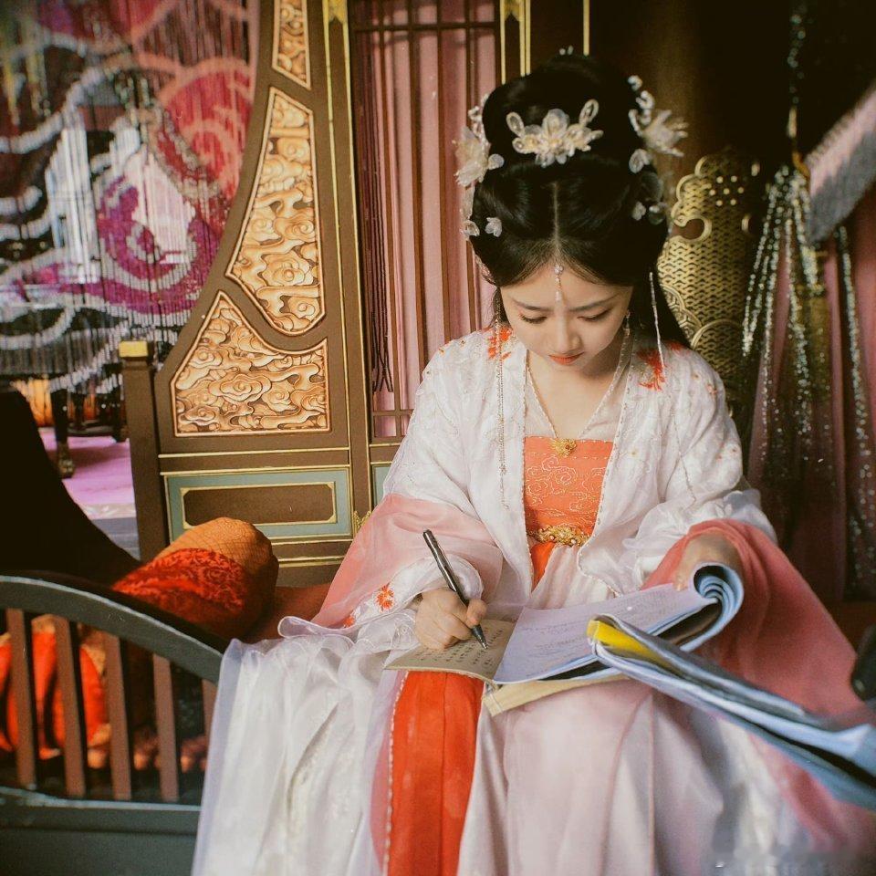 宁安是不是肖瑶 宁安的举动，处处都是肖瑶的影子百年前的情缘，现代的重逢，剧情太抓