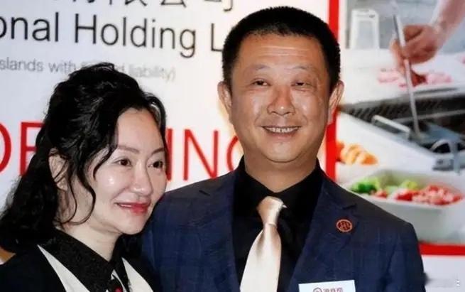 1995年，四川一女子为给哥哥还债，不惜陪伴老板24年，没想到老板后来大手一挥，