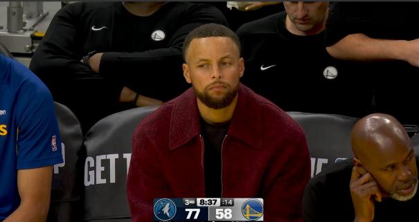 勇士超级巨星库里真是太萎靡不振了！在今天勇士主场迎战森林狼的比赛中，当时比赛进行