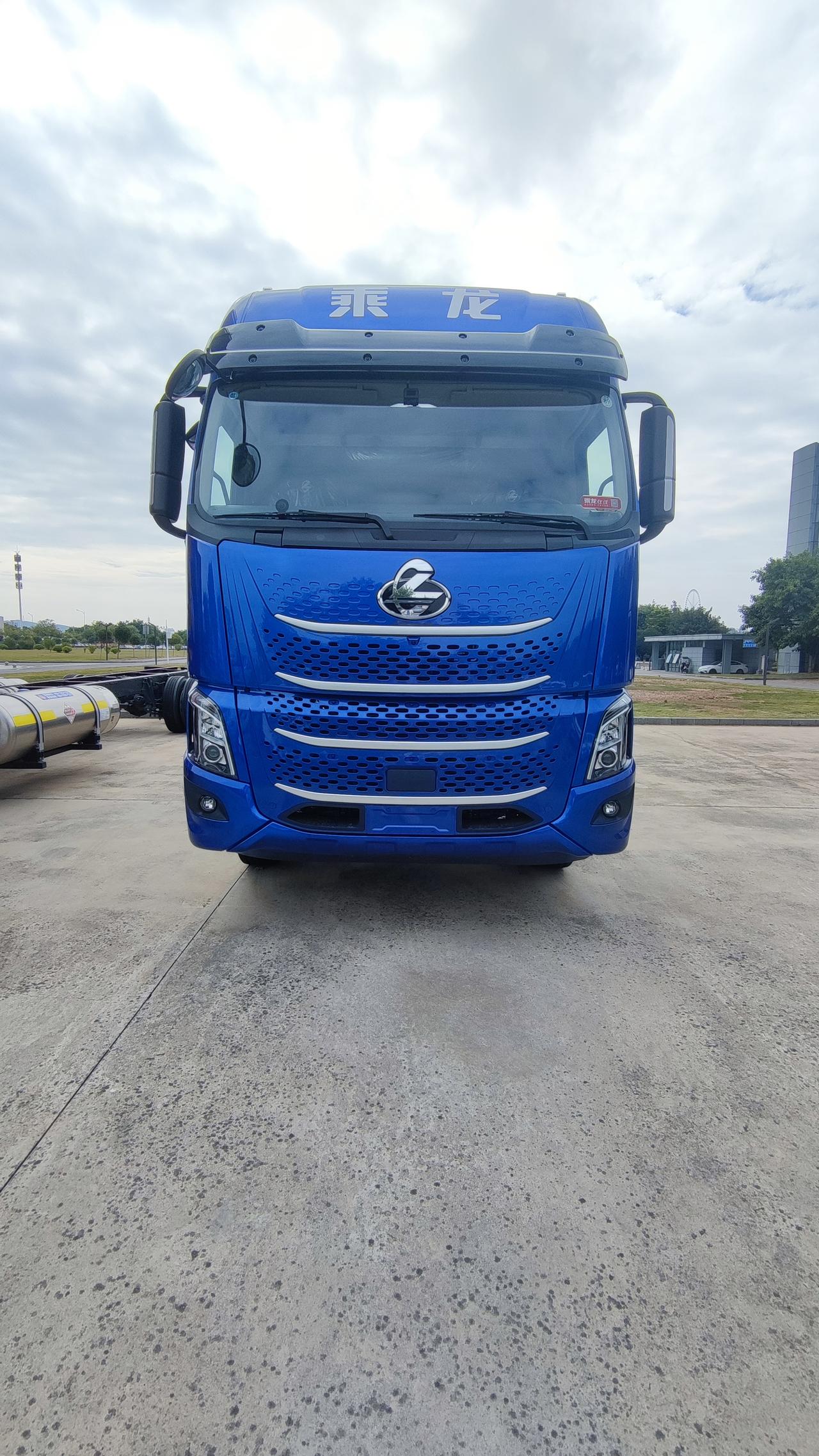 乘龙H7 Pro 8X4绿通房车，采用了节油版发动机，匹配低风阻驾驶室，低滚阻轮