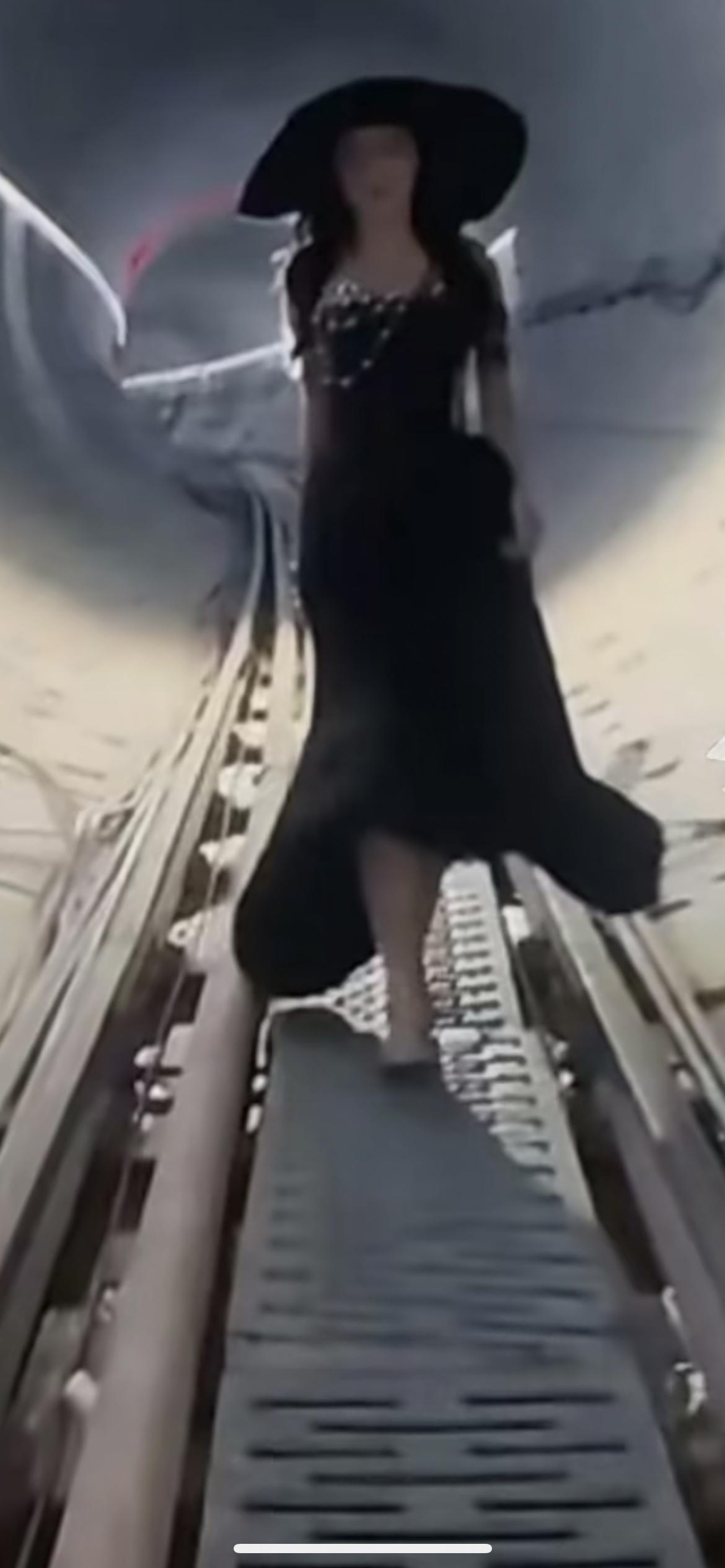 12月23日，深圳女子地铁隧道拍照事件迎来新进展。事发深圳一在建地铁隧道，一女子