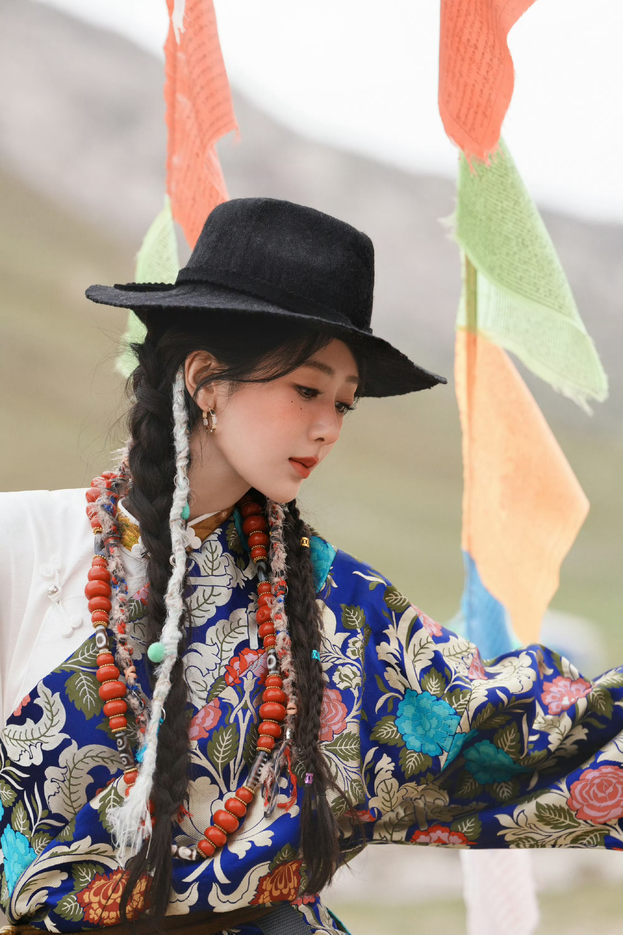 李雪说杨紫胡歌入围白玉兰超预期 经幡红不过她的倔强。在《生命树》中演绎的白菊，用