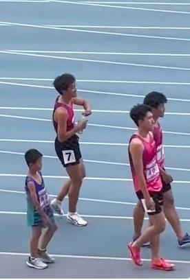 #小孩哥回应误报400米男子公开组# 7月6日，陕西西安，田径公开赛男子400米