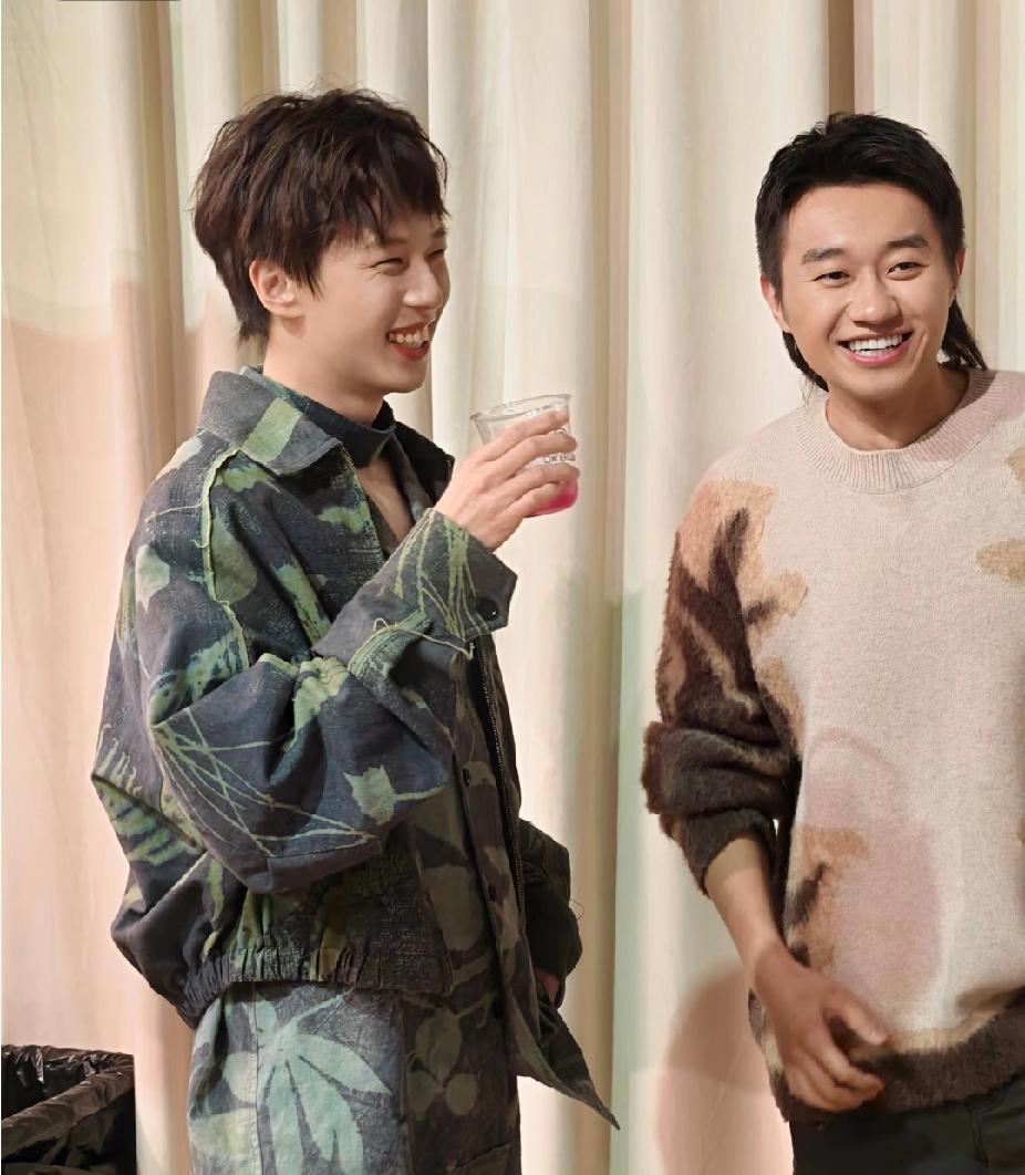 林高远上海时装周首秀！松弛感帅炸了
 
谁懂啊！刷到林高远现身上海Feng Ch