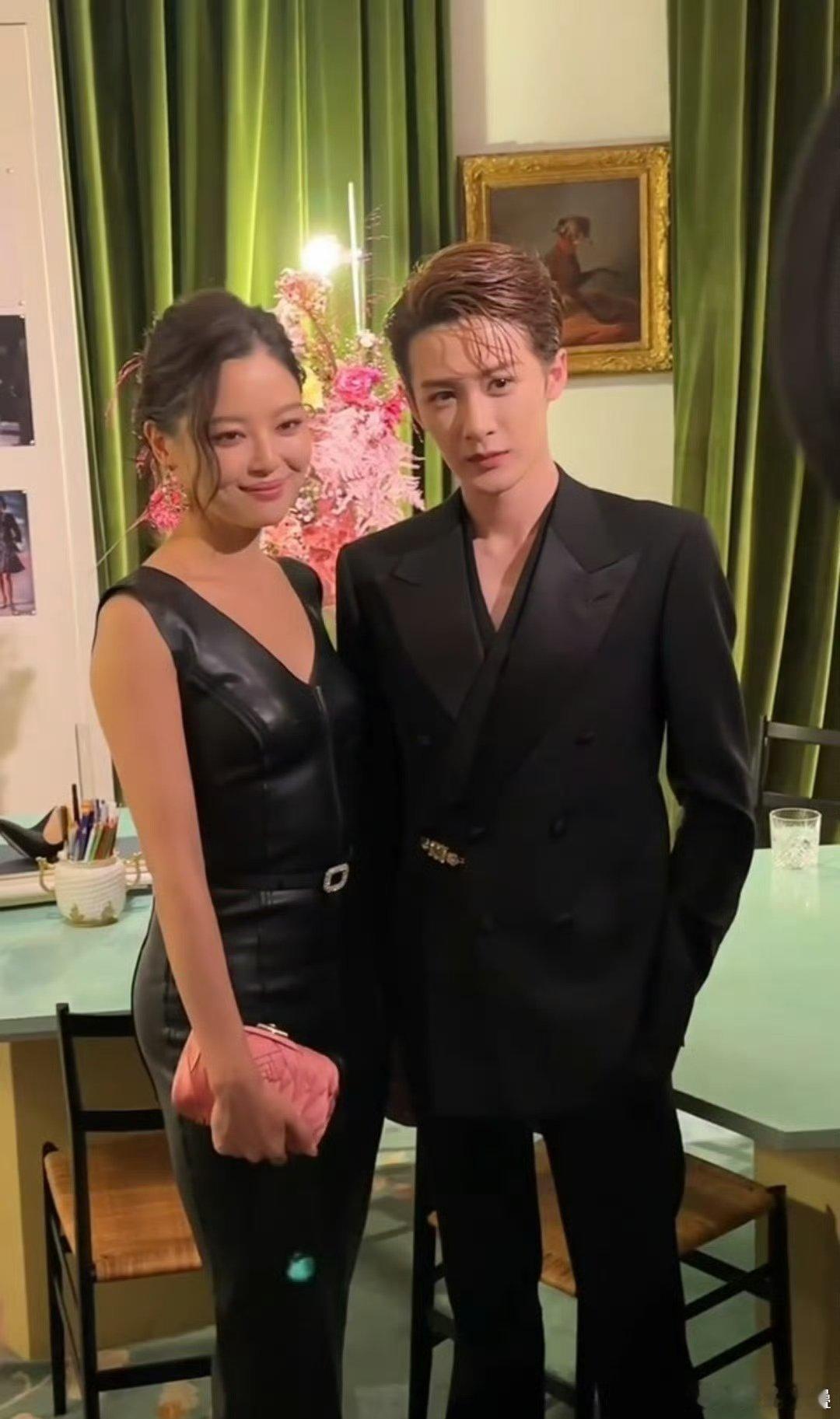 防水台后再垫的大厚底是必要的，不然比女明星矮了咋整[笑cry].所以说现在一堆假