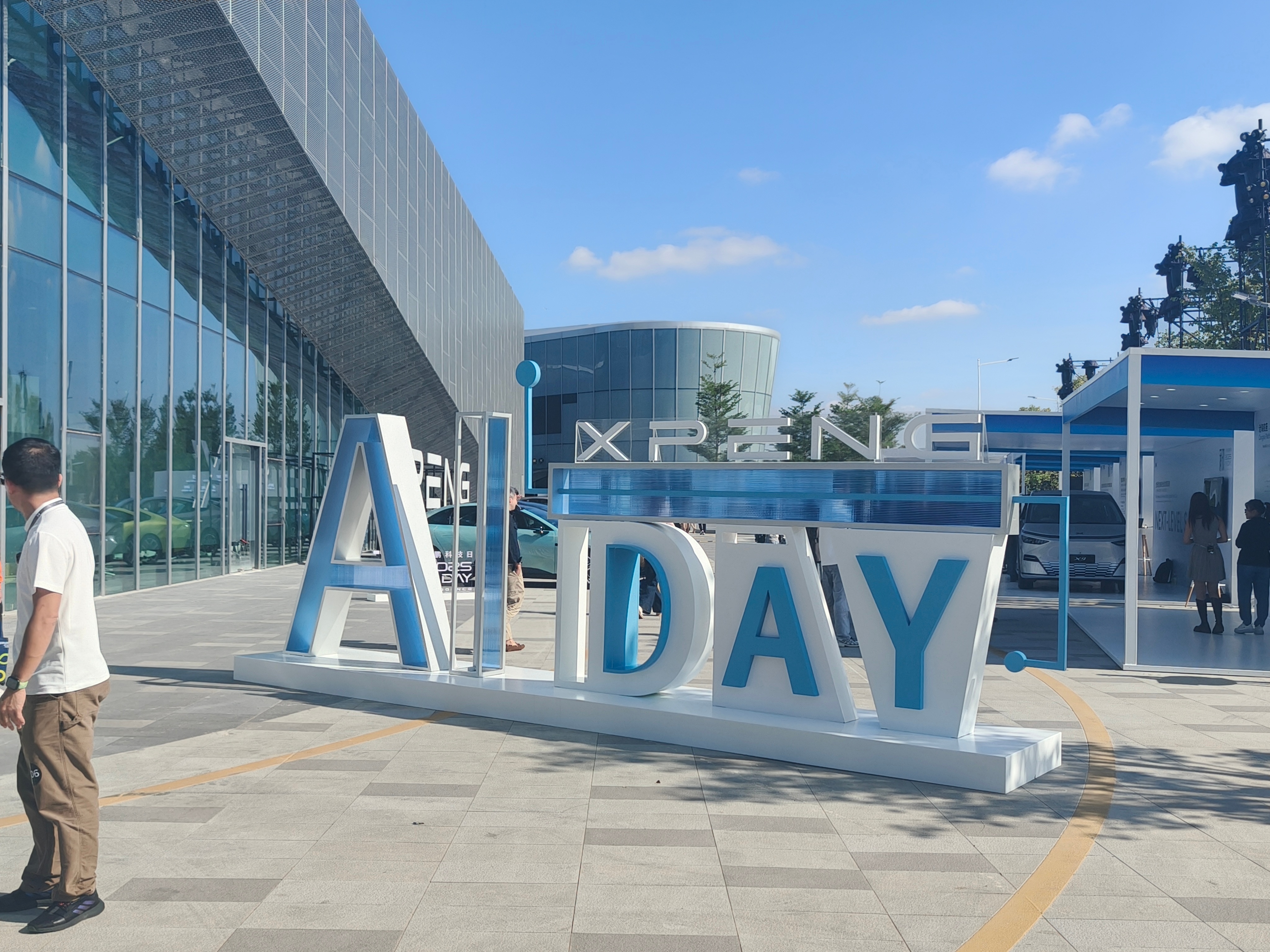 小鹏全新X9明天即将举行技术发布，今天科技日上已经看到车身解构了，可以说是小鹏当