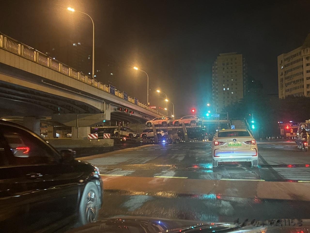 有很多4S店的新车都是在夜间运输进城的，就比如北京南三环方庄的这家一汽丰田，夜间