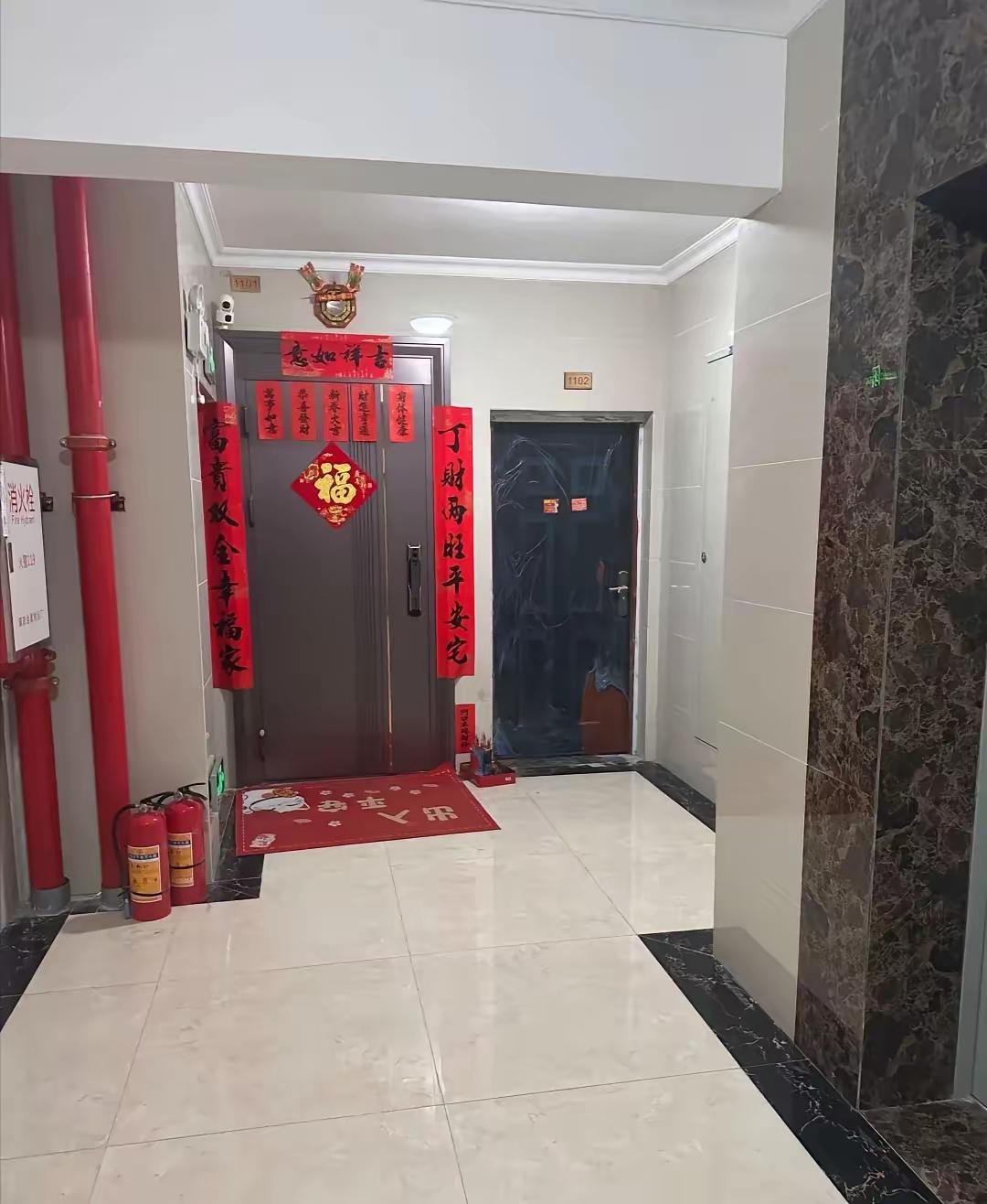 遇上这样的邻居，简直没办法！贴那些符还理解点，上面搞个镜子，每天回家看见也难受。