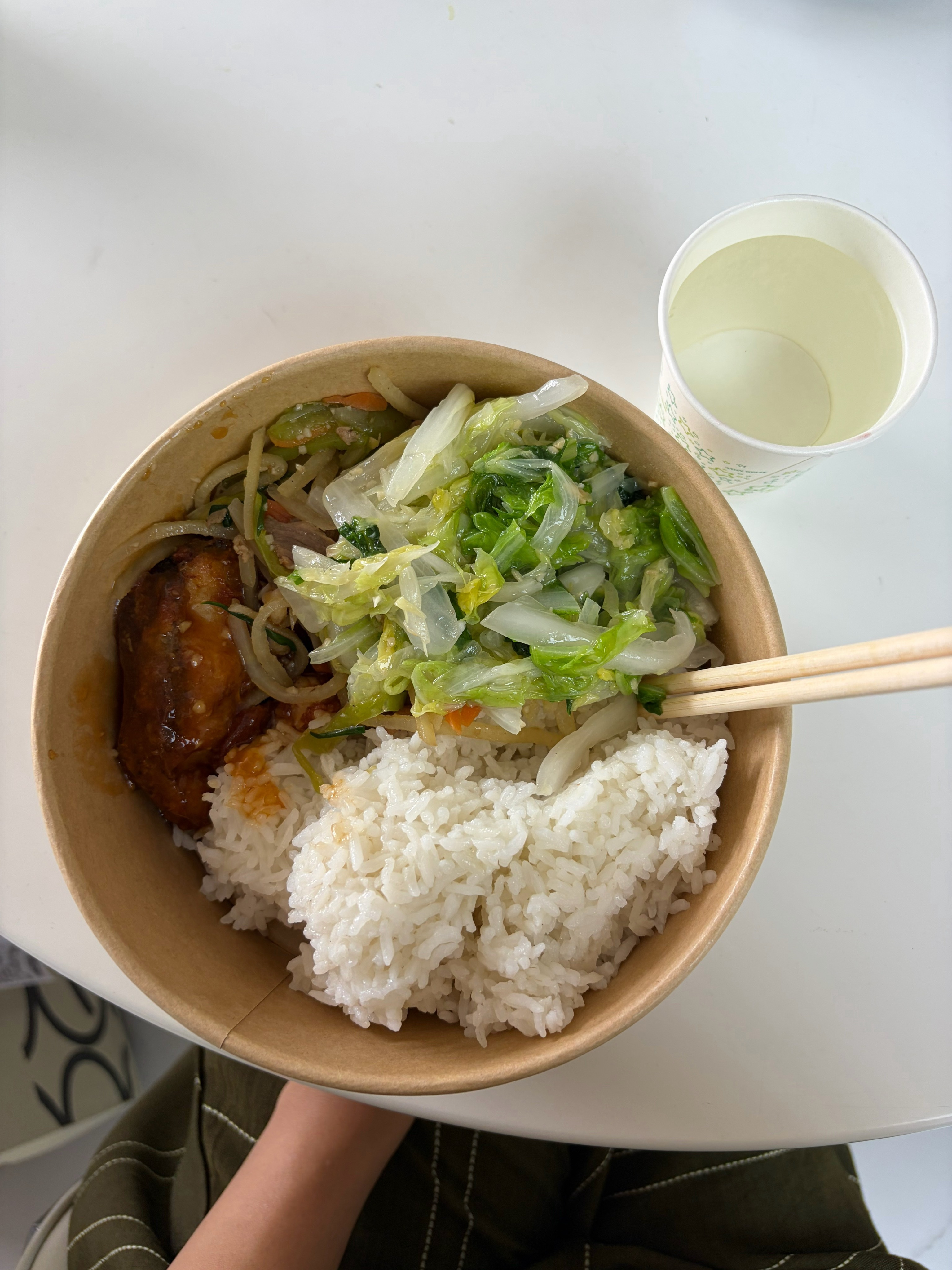 我非常喜欢吃学校食堂，8毛钱一份的煮大白菜，就是看起来命很苦，一点油水都没有，只