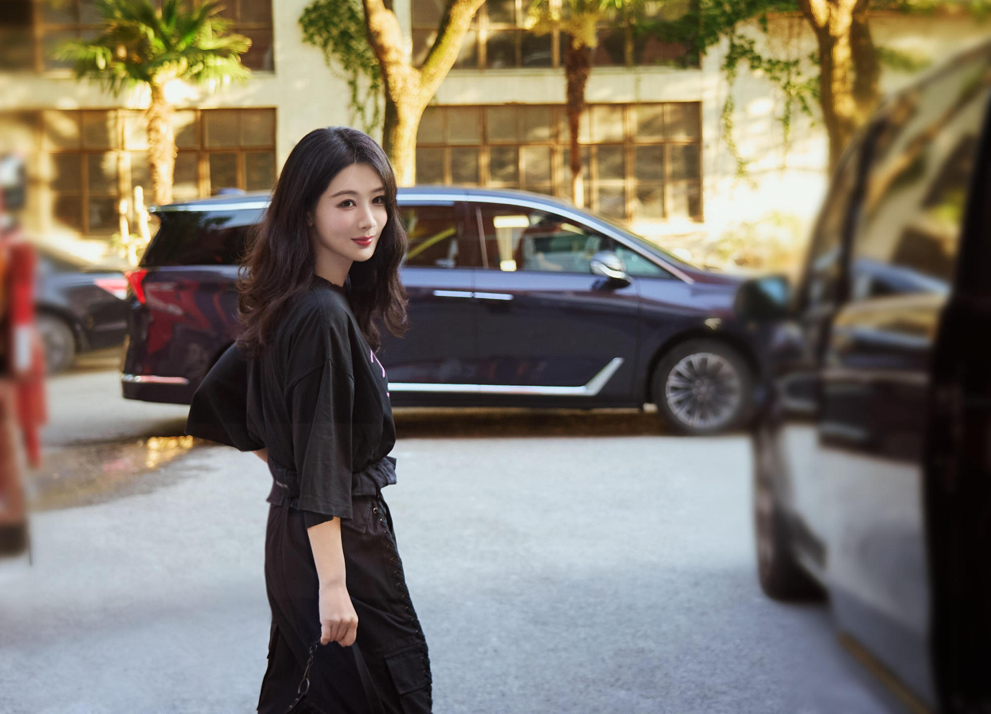 杨紫 杨紫董竹君 杨紫玉兰花开君再来 咱就是说这雨这风是真大啊，雨一直下，出门的