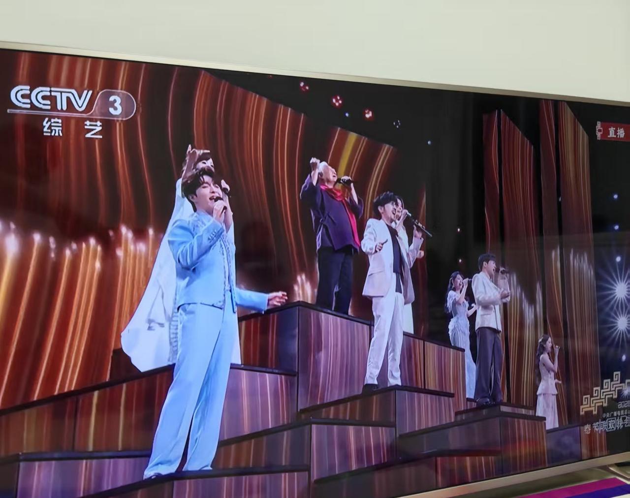 今年春晚最大的意难平出现了。
周传雄，为什么不给个独唱呀！
春晚导演，你知道小刚