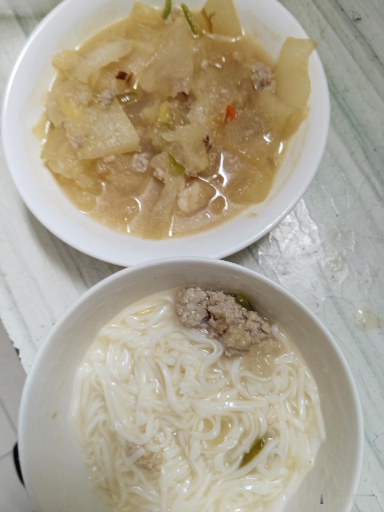炎炎夏日燥热难耐，吃饭总提不起胃口。冬瓜热量极低，还能消水肿，是减脂的好食材。一