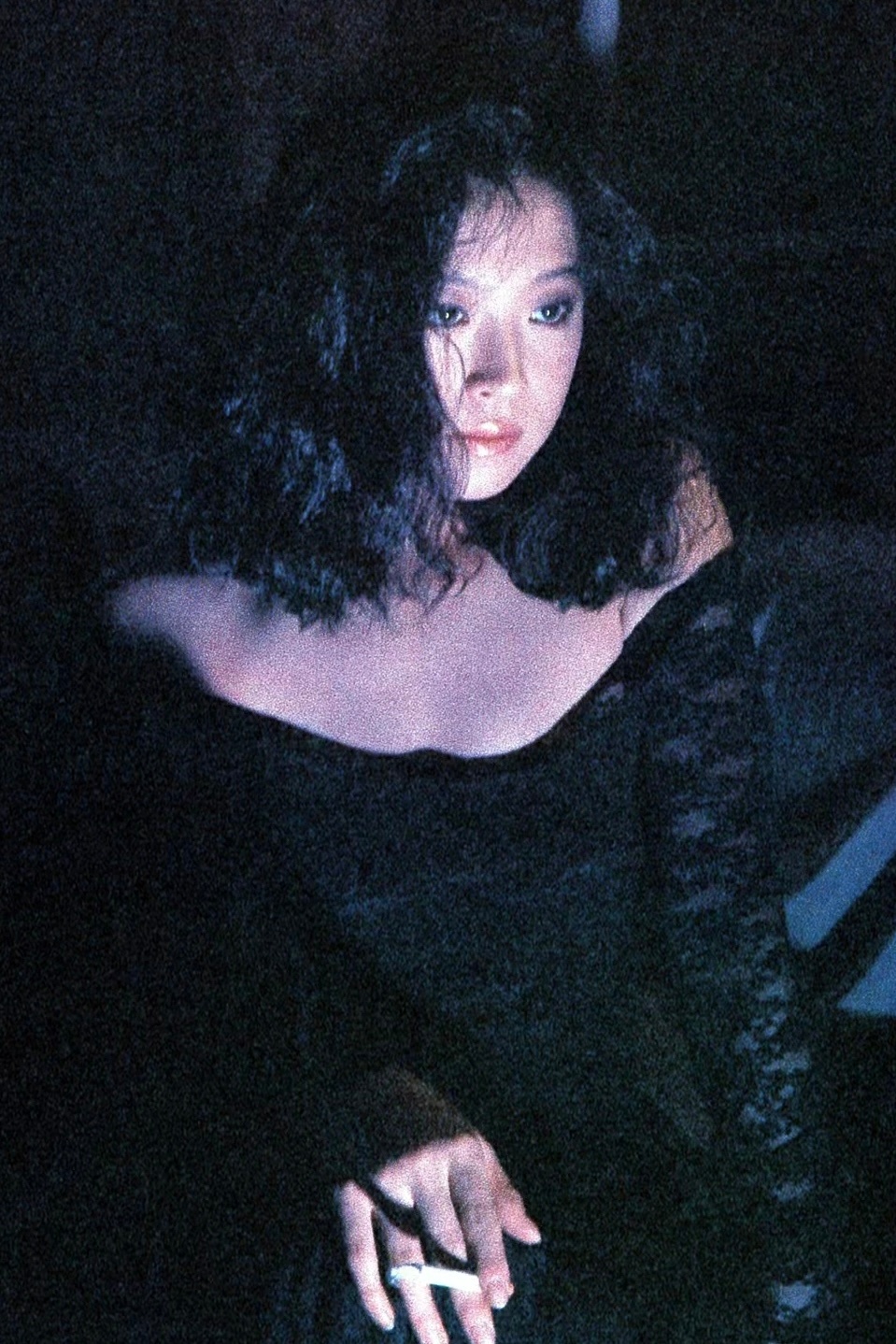 🚬1987年，中森明菜在她的专辑同名写真《Cross My Palm》中的一幅