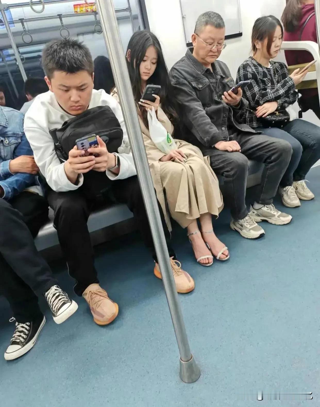 这女孩的鞋子是真的漂亮