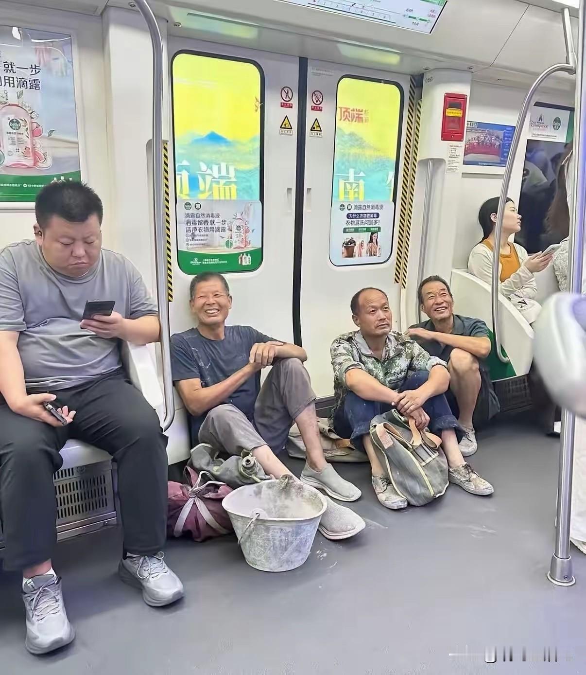 其实三位大叔完全可以坐座位上的，但他们选择坐地上[赞]
