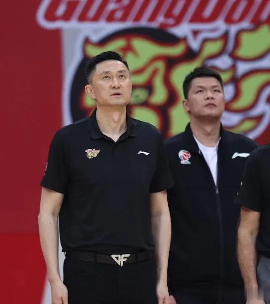 随着周琦报销、阿联退役，广东男篮下赛季首发阵容改变如下！

1，首发中锋，19岁