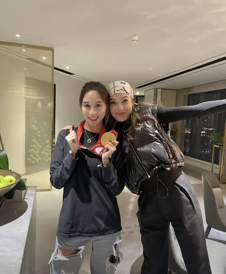 2月22日，何超欣晒出与谷爱凌的暖心合影，配文“宝贝你是最棒的”，为好闺蜜的夺冠