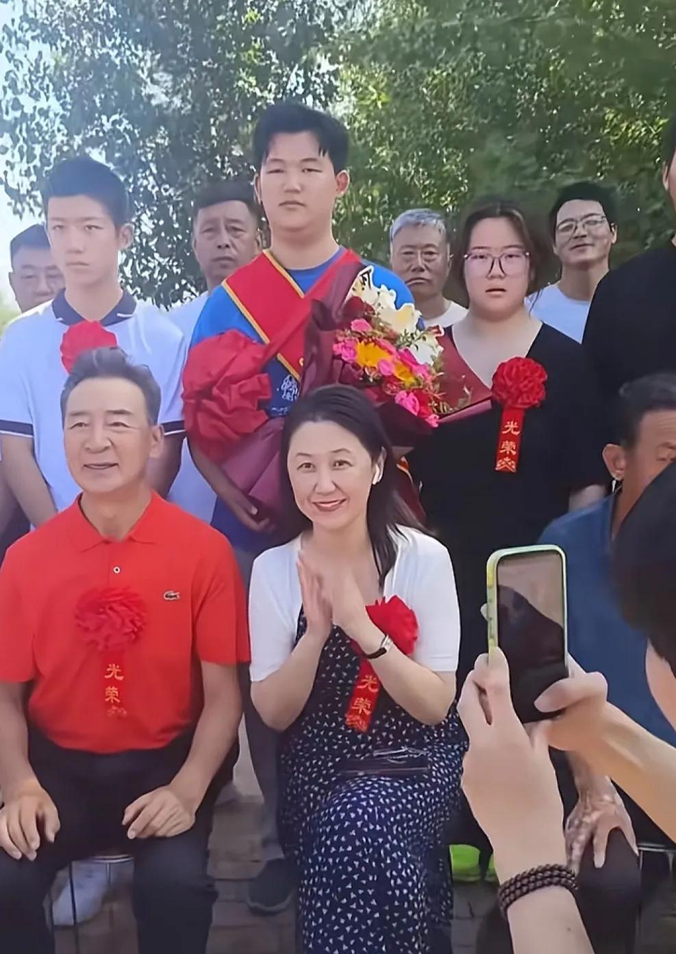 光宗耀祖！寇振海18岁儿子考入英国帝国理工，一家回河北衡水祭祖，乡亲们拉横幅舞狮