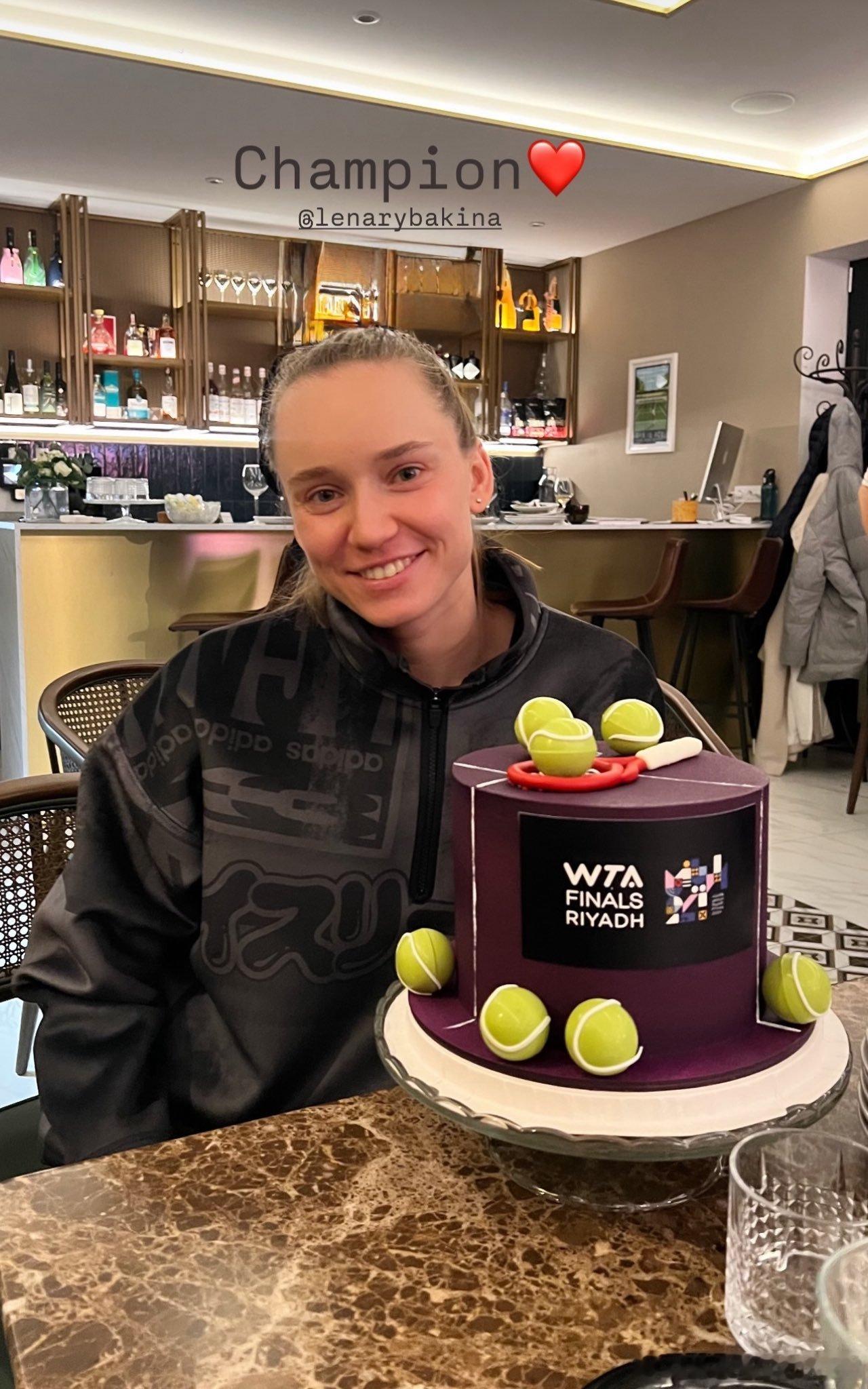 莱巴金娜x WTA年终总决赛冠军蛋糕这衣服好看啊，第一次看到Lena穿，炫酷风！