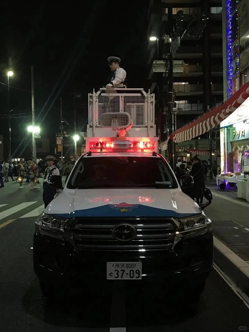 网友日本街拍陆巡LC200警车
