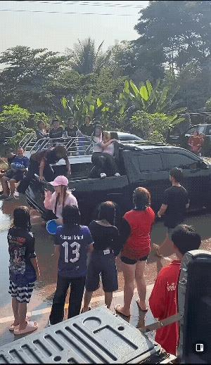 水花四溅，妹子迎合，把“泼水节”的氛围直接拉满。
你说！这是不是T国？