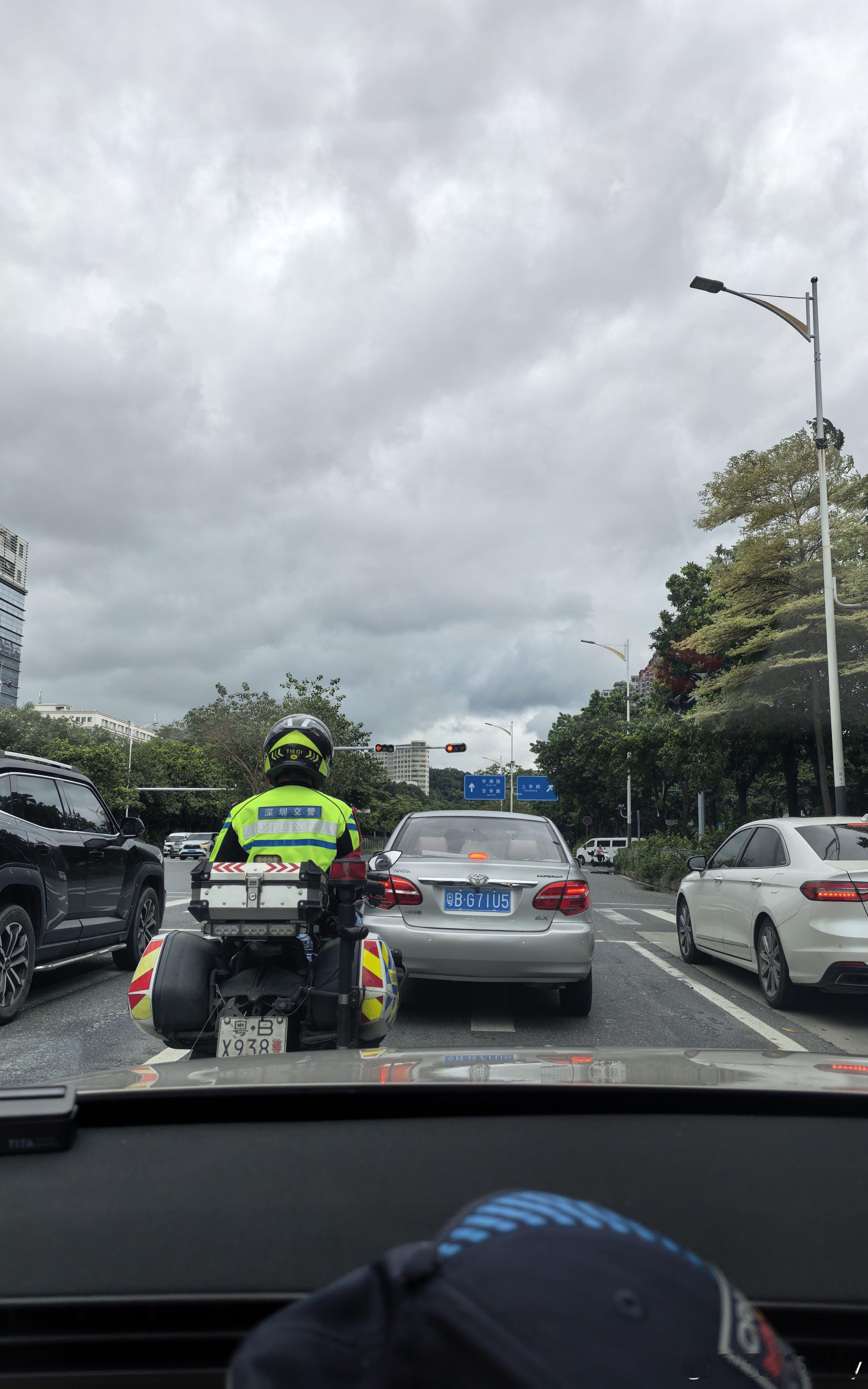 又准备下雨了，太难了 深圳·坂澜大道与坂李大道交叉口