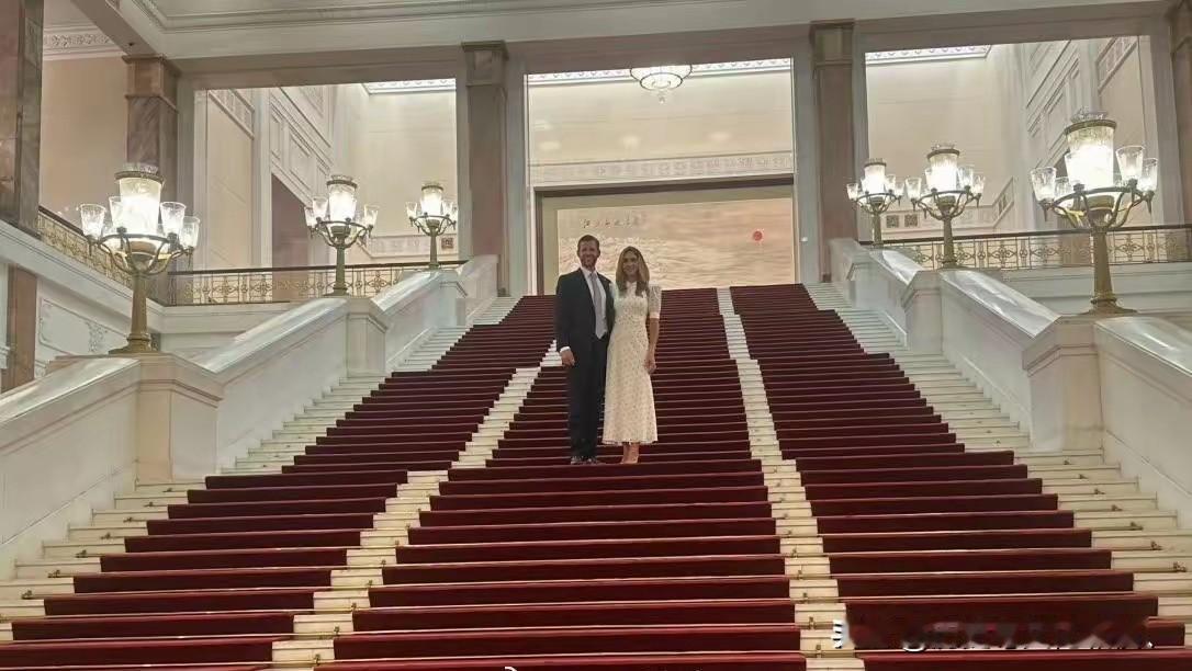 江山如此多娇，引川普次子夫妇折腰