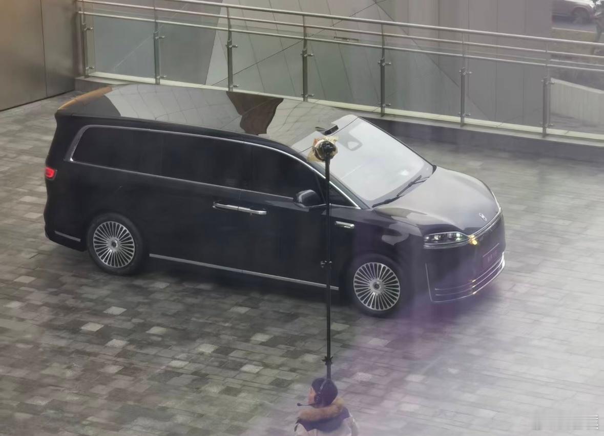 鸿蒙智行首款MPV——智界V9无伪装实车，大家觉得怎么样？智界V9