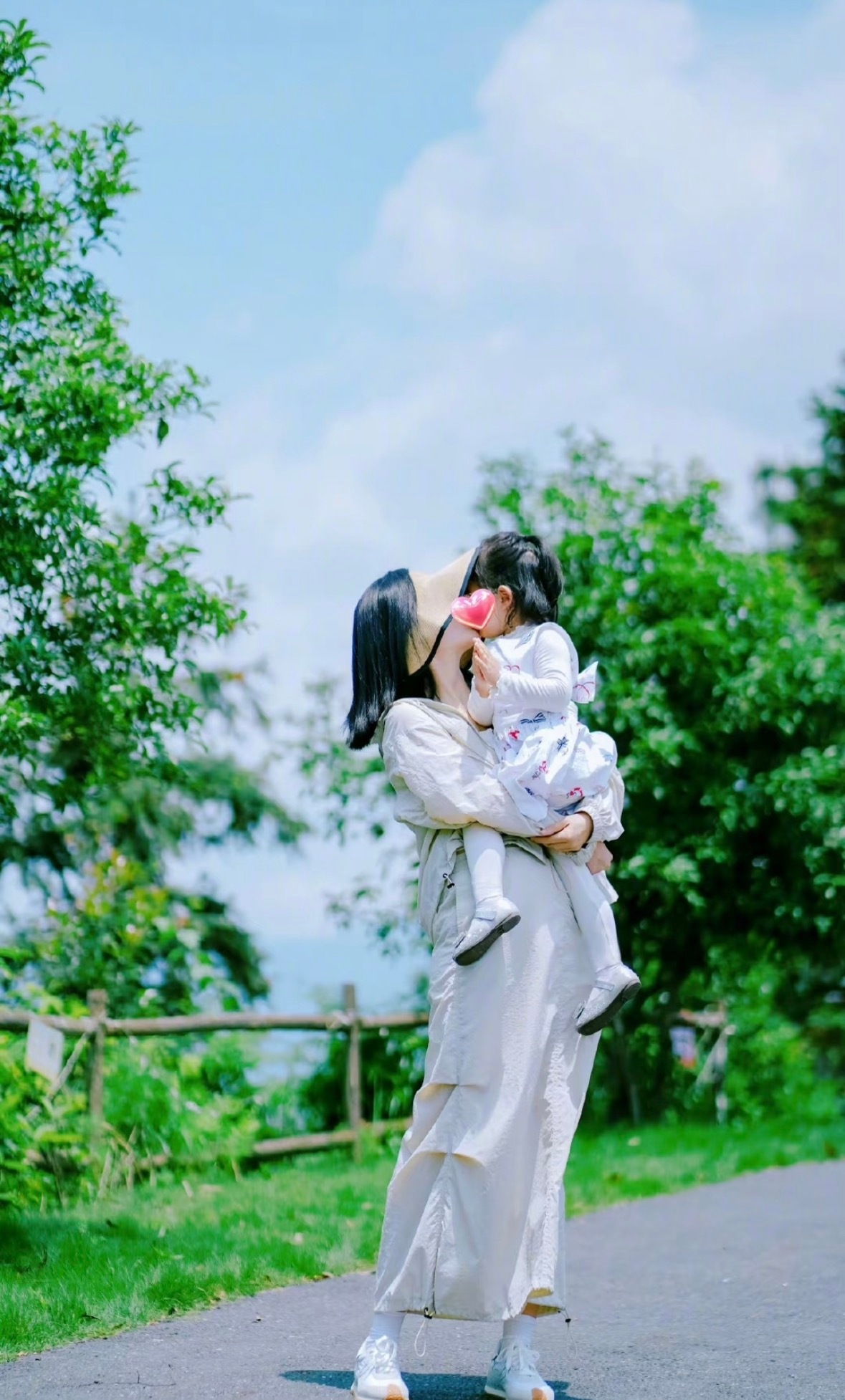 谢娜陪8岁跳跳俏俏上课，姐妹俩全身同款超乖巧，温柔陪伴太有爱，尊重谢娜的意愿，不