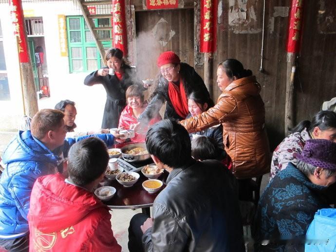 时光的齿轮飞转，曾经热热闹闹的年味儿，如今却如袅袅炊烟，渐渐消散在岁月深处。现代