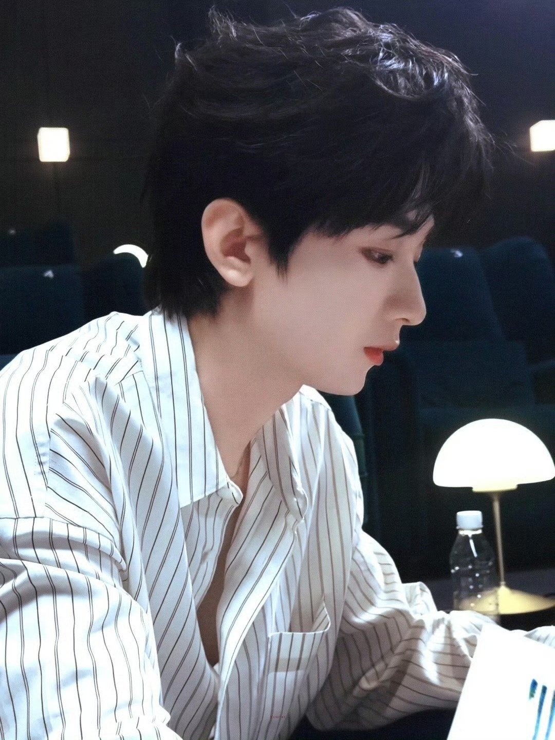 成毅定格一下随拍  成毅定格侧颜 随性又自然的定格瞬间，侧脸线条干净利落，气质温