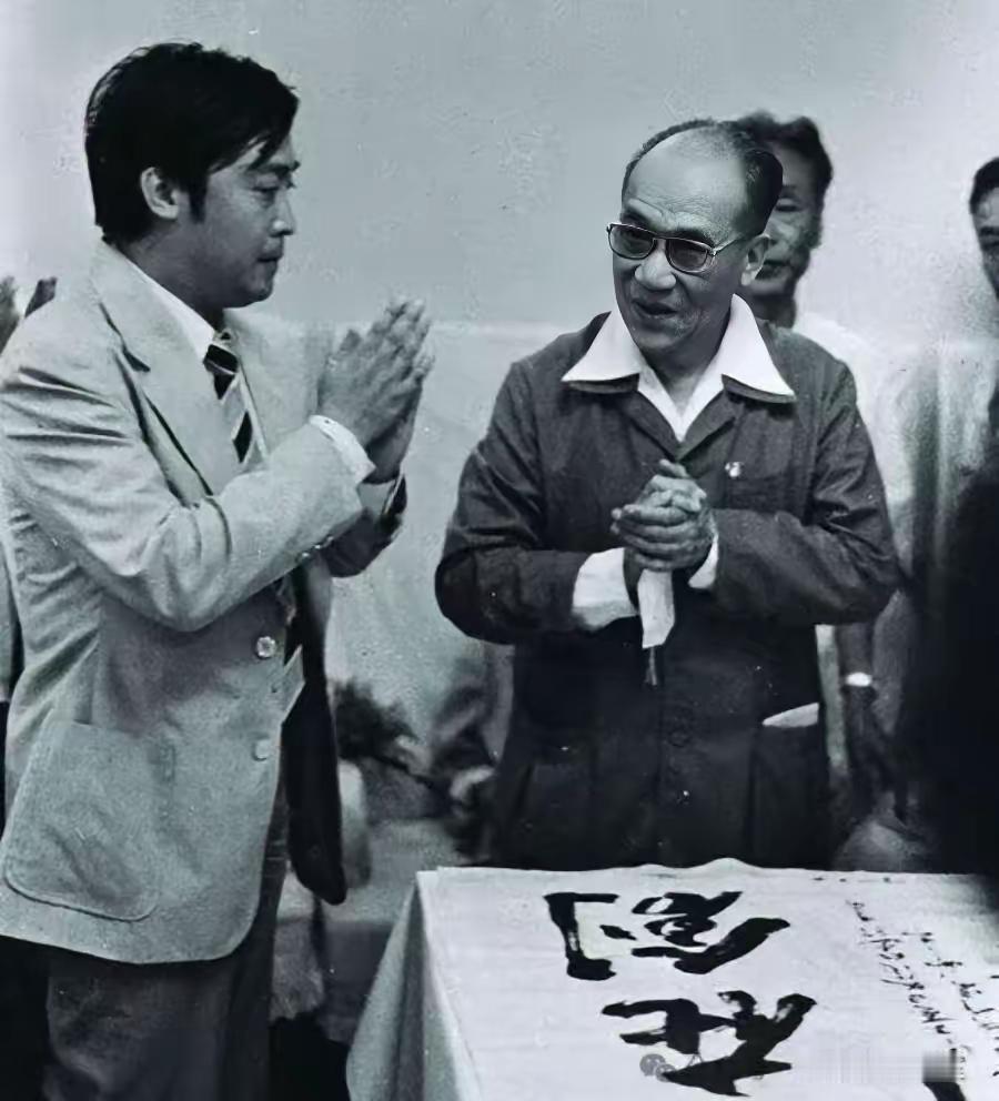 王铎：这是侯宝林当年在青岛友谊饭店，收师胜杰为徒的影像。