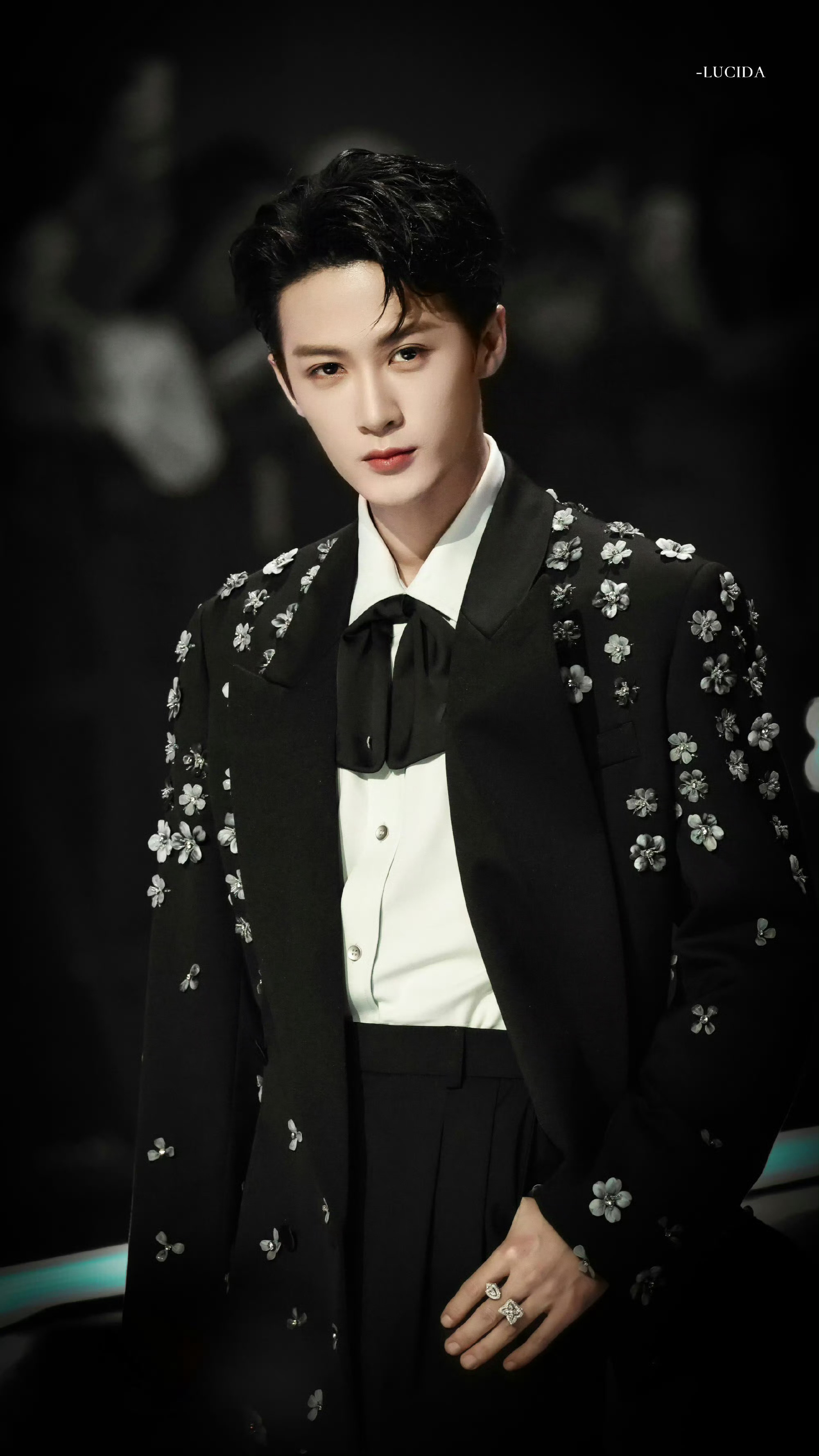 檀健次 × 2025爱奇艺尖叫之夜 继续跑活动的檀老师，一袭AMIRI 2026