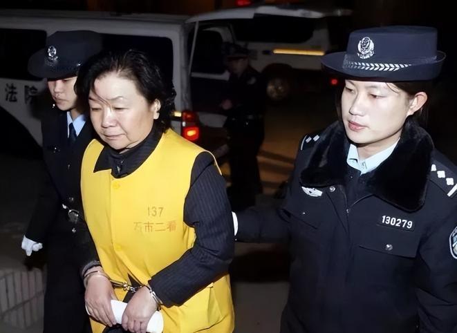 “不能接受！让30万个家庭失去希望，本被判为无期徒刑的三鹿集团董事长田文华，在狱