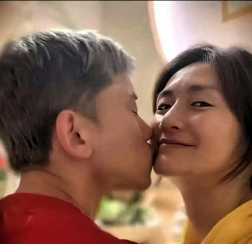 现在全网肠子都悔青的人，估计就是谢娜了，本来以为自己为爱人打抱不平，会有很多人站