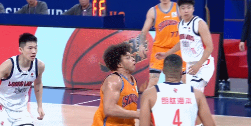 洛夫顿半场22分上海男篮vs龙狮男篮 洛夫顿半场22分5篮板，运动战15中10，