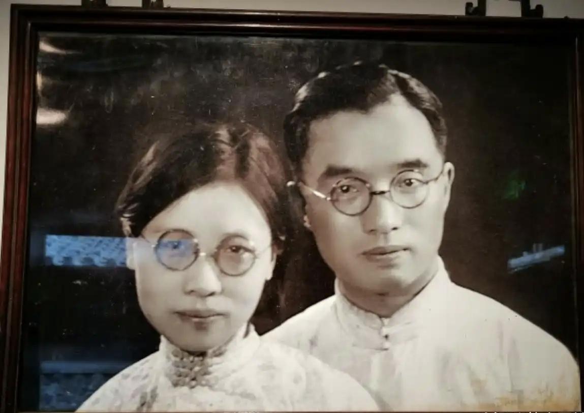 1929年，前妻去世不久，朱自清就对齐白石的徒弟陈竹隐一见钟情，陈竹隐不愿意给他