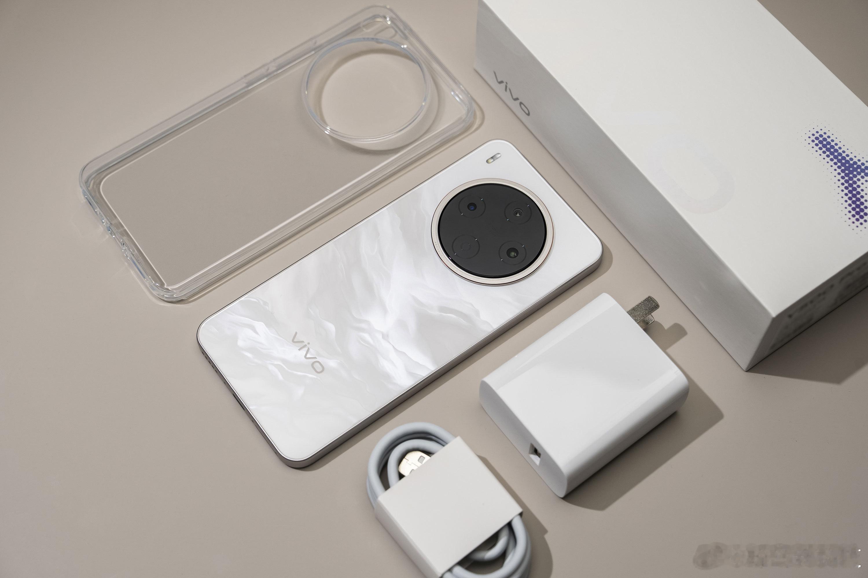 vivo Y500 Pro确实不像是一台千元机，上手有点惊喜。这个金色实际很淡雅