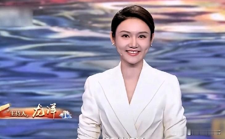 龙洋这个人
你真的不能仔细查
仔细查完之后，你就会发现龙洋是个把反差感活成闪光点