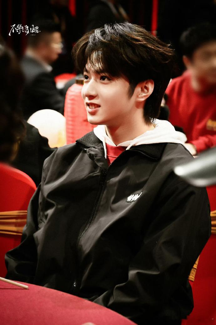 外套属于《惊蛰无声》，卫衣是《镖人》，刘耀文用穿搭做到平衡。刘耀文外套惊蛰无声内