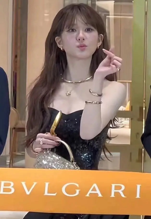 赵露思的这张照片看起来非常自然，未经修饰。 ​​​