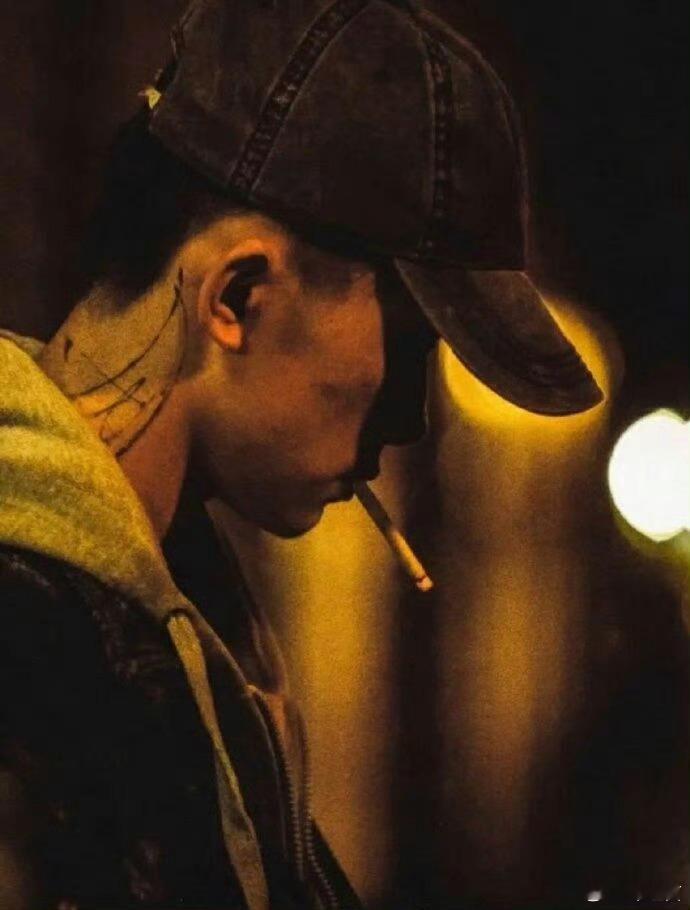 易烊千玺短发别说这种具有社会议题性的角色（如癌症患者、打工青年、弱势群体）还挺适