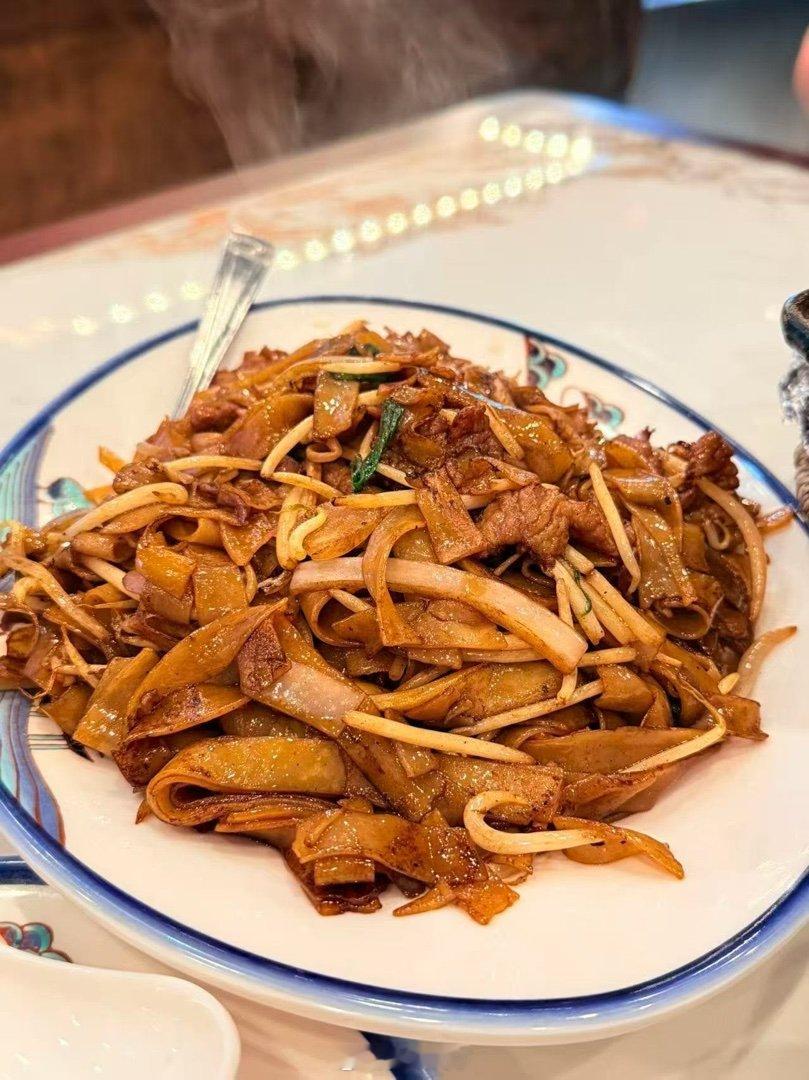 七夕午餐：脆皮烤鸭，广式香肠腊肉煲仔饭，干炒牛河，四季豆和猪肚。 