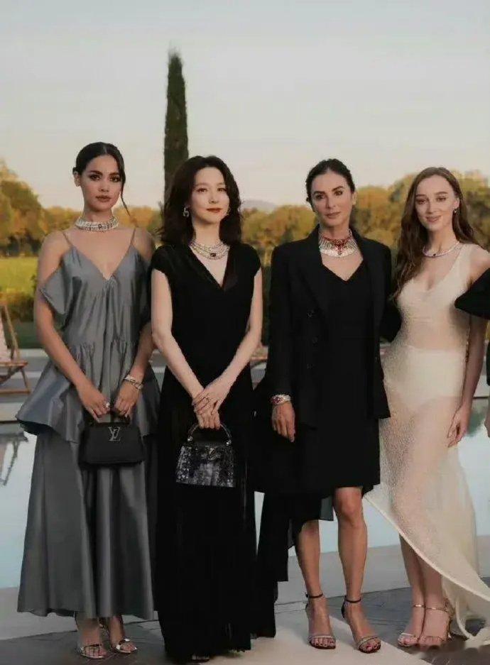 不得不承认，合照如果把金晨给P掉，确实瞬间高级优雅很多 ​​​