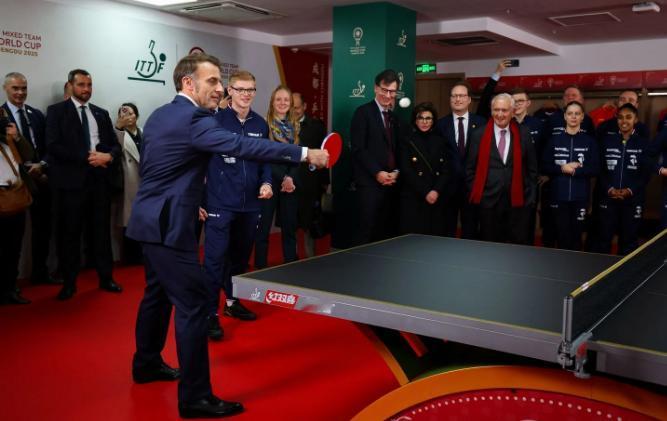 在成都，马克龙在四川大学展示了自己乒乓球球技，并会见了正在参加世界混合团体乒乓球