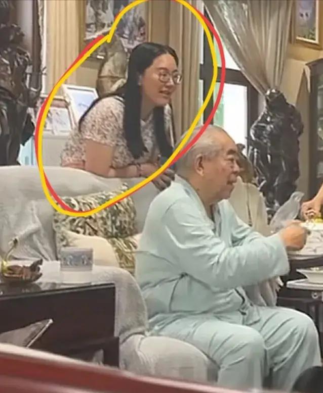 86岁范曾居家近照流出！徐萌素颜曝光胖了好多，儿媳穿Gucci出镜

①范曾都 